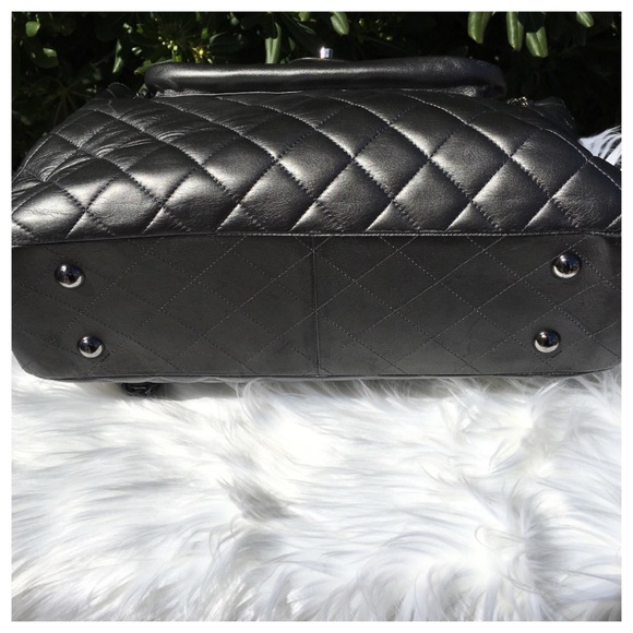 CHANEL LARGE GRAY LEATHER TOTE - Picture 7 of 8